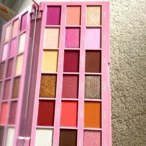 Makeup revolution strawberry cheesecake eye shadow palette